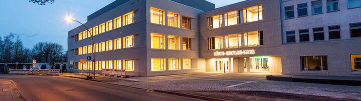 View of the forecourt and main entrance of the Käthe-Beutler-Haus at dusk viewed from Lindenberger Weg