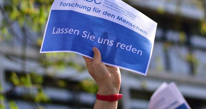 Schild: "Lassen Sie uns reden"