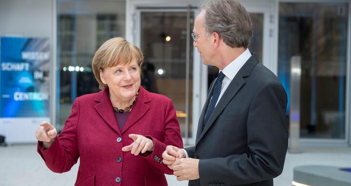 Angela Merkel and Martin Lohse in conversation