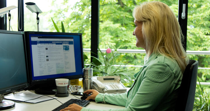 Marion Posselt-Hofmann at her desk in the Hermann-von-Helmholtz-Haus