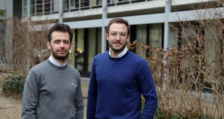 Annibale und Bock vor dem MDC Hauptgeb&auml;ude