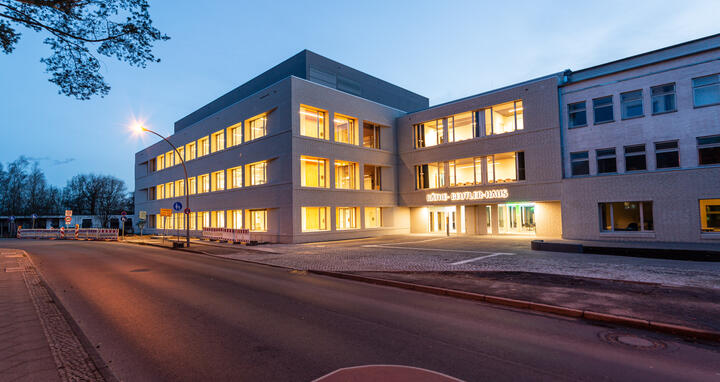 View of the forecourt and main entrance of the Käthe-Beutler-Haus at dusk viewed from Lindenberger Weg