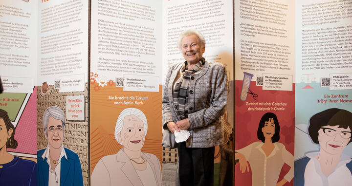 Gudrun Erzgräber in front of her portrait