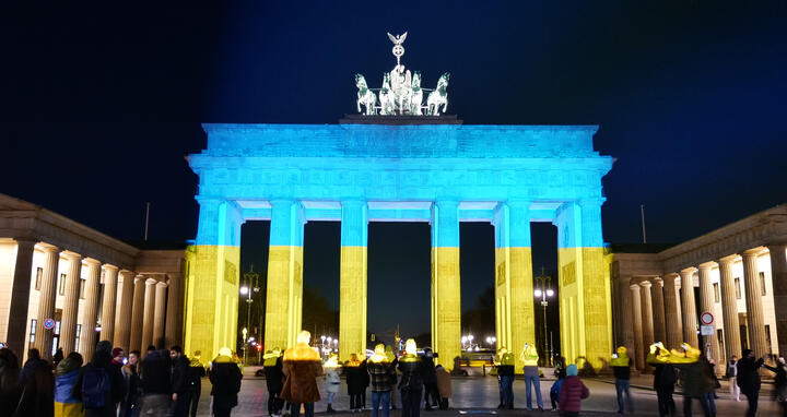 Das Brandenburger Tor in den Farben der ukrainischen Flagge