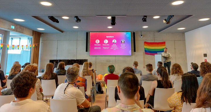 Bersucher*innen bei einem Vortrag beim Pride Symposium