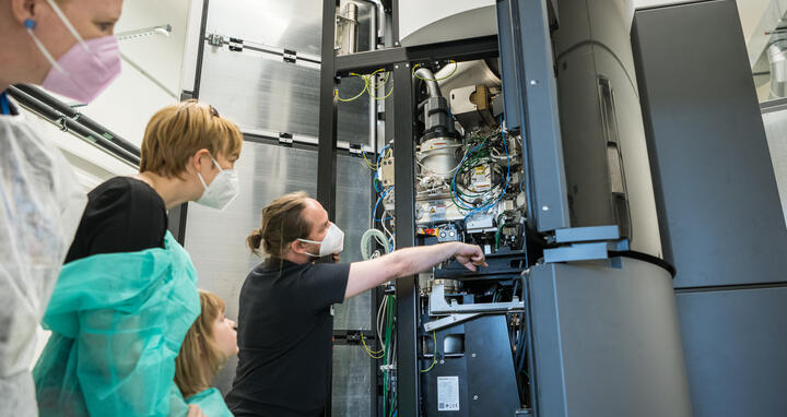 Visitors at the cryo-transmission electron microscope
