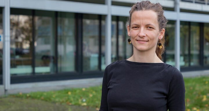 Deborah Schmidt vor dem MDC-Hauptgebäude.