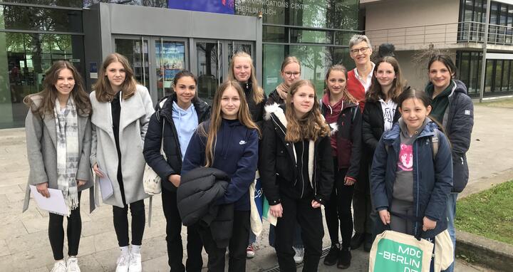 Gruppenbild der Girls´Day Teilnehmerinnen am Campus Buch