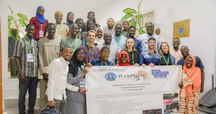 Gruppenfoto der Teilnehmer des WAMBIAN Bio-Imaging-Workshops, die ein Banner mit den Veranstaltungsdaten halten.