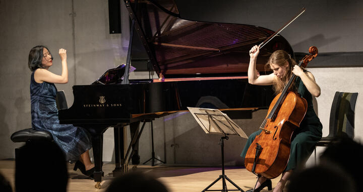 Menschen auf einer B&uuml;hne