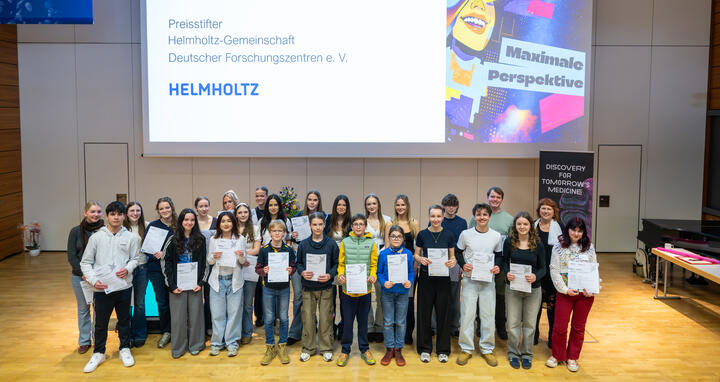Menschen auf einem Podium
