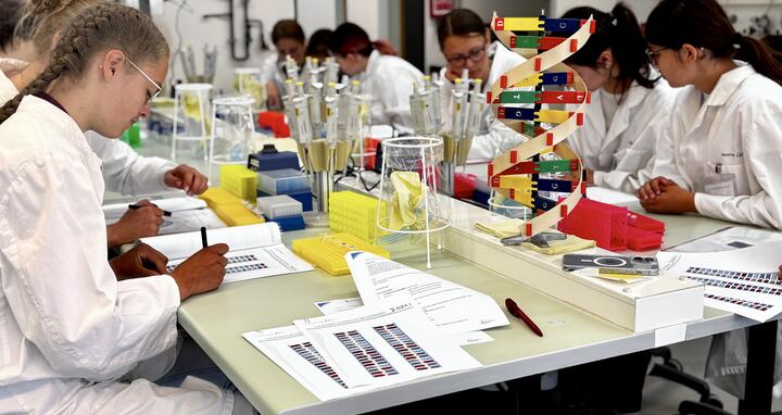 Sch&uuml;ler*innen im Labor