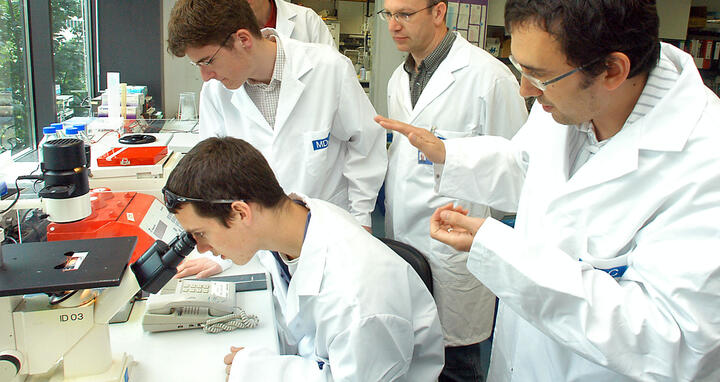 Preistr&auml;ger von &bdquo;Jugend forscht&ldquo; im Labor von Prof. Walter Birchmeier