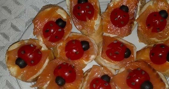 Smoked salmon sandwiches 