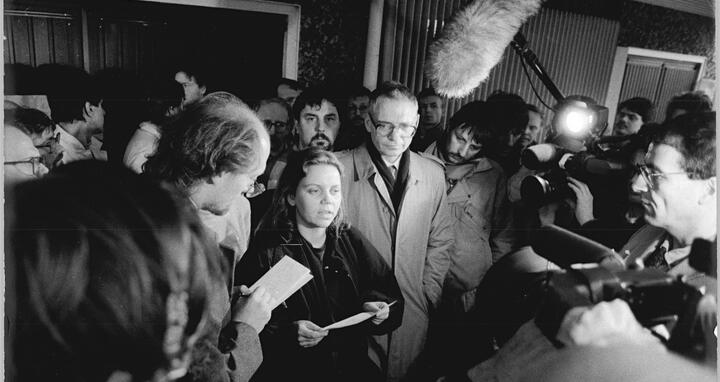 Jens Reich und Margitta Hinze bei einer Pressekonferenz 1990