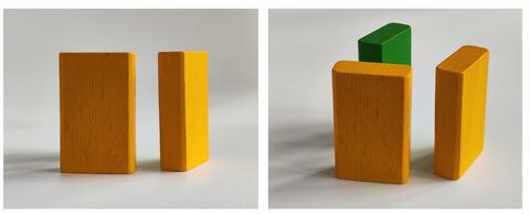 auf der linken Seite stehen zwei gelbe Holzklötzchen ohne Tiefenwirkung, auf der rechten Seite erscheint durch eine andere Perspektive ein drittes Klötzchen in grüner Farbe