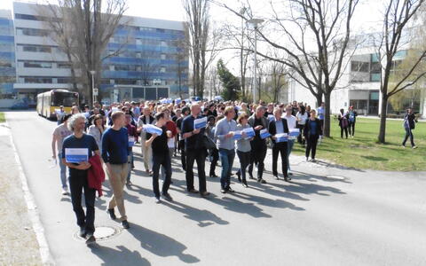 Gegendemonstranten vor dem MDC