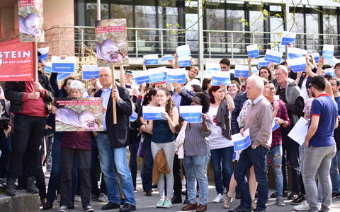 Demonstranten und Gegendemonstranten vor dem MDC