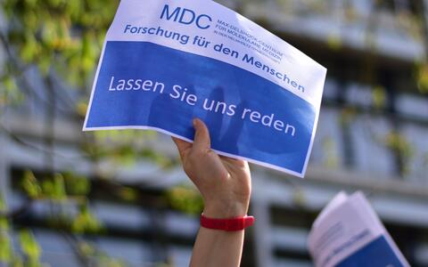 Schild: "Lassen Sie uns reden"