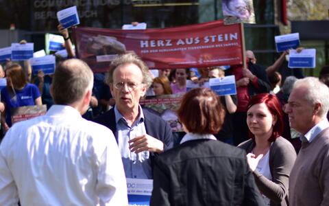 Martin Lohse im Gespr&auml;ch mit den Demonstranten