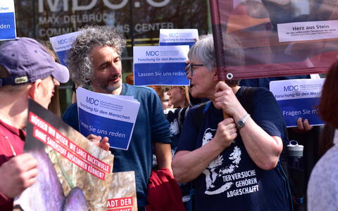 Wissenschaftler im Gespr&auml;ch mit Demonstranten