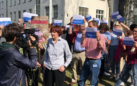 Kamerateam filmt Demonstranten