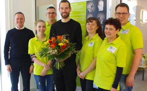 Der 4.000. Studienteilnehmer mit dem Team des NAKO-MRT-Zentrums am MDC