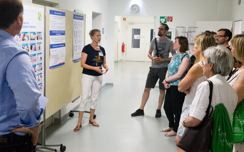 Visitors listening to a presentation of the Pischon working group at the Long Night of Sciences