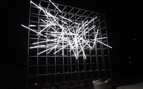 Kunst am Bau: Lichtskulptur auf dem Forschungsgebäude in Berlin Mitte