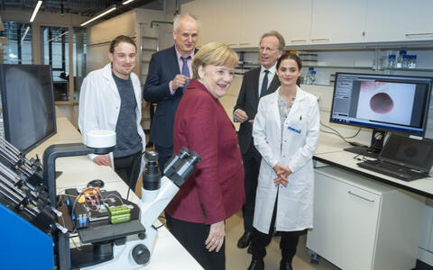 BIMSB_Eröffnung_0592_Merkel_Labor_Doktoranten