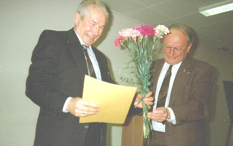 Bielka gratuliert Erhard Geißler, wohl zu dessen 70.Geburstag