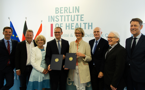 Gruppenfoto mit Bundesministerin für Bildung und Forschung sowie Berlins Regierendem Bürgermeister Michael Müller