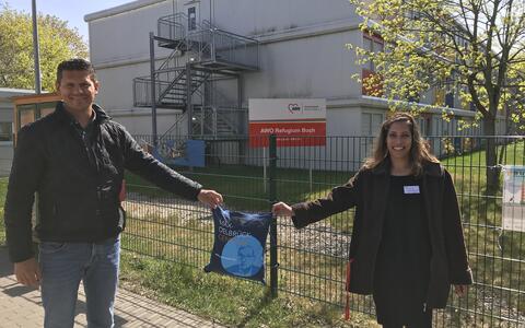 MDC Fahrer Mike Brüggert übergibt die Masken dem AWO Refugium Buch