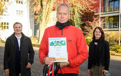 Jürgen Janke mit Urkunde