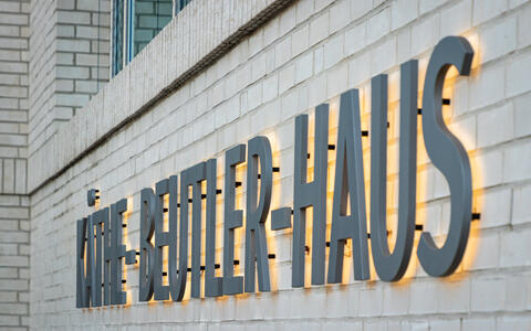 Schriftzug des Käthe-Beutler-Hauses über dem Eingangsbereich
