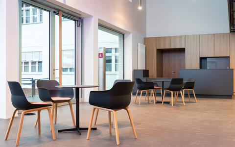 Foyer des Käthe-Beutler-Hauses mit Blick Richtung Tür zum Innenhof links im Hintergrund und dem geplanten Café rechts im Hintergrund