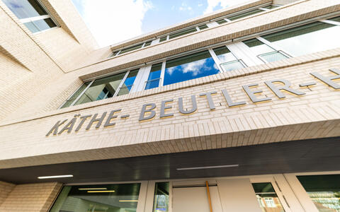 Tür zum Foyer des Käthe-Beutler-Hauses (EG) mit Blick zur Hausfassade und den Seminarräumen (1. und 2. OG)