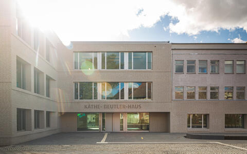 Blick auf den Vorplatz und Haupteingang des Käthe-Beutler-Hauses vom Lindenberger Weg aus