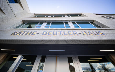 Tür zum Foyer des Käthe-Beutler-Hauses (EG) mit Blick zur Hausfassade und den Seminarräumen (1. und 2. OG)