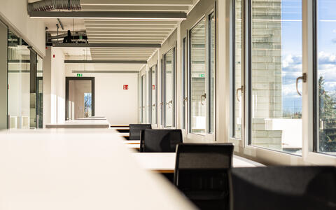 Auswerteplätze für die Wissenschaftler*innen mit Blick Richtung Büros der Gruppenleiter*innen im Hintergrund