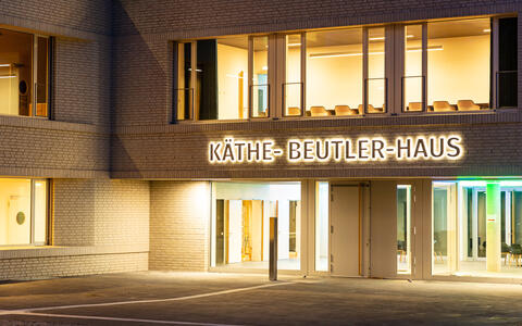 View of the forecourt and main entrance of the Käthe-Beutler-Haus at dusk from Lindenberger Weg