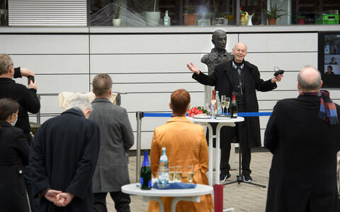 Prof. Detlev Ganten hält eine Rede vor seinen Geburtstagsgästen