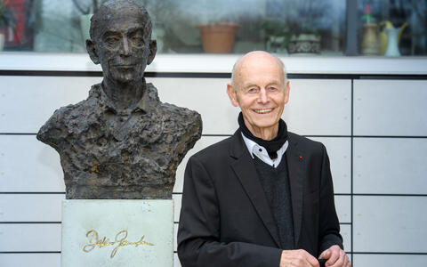 Prof. Detlev Ganten neben seiner Büste