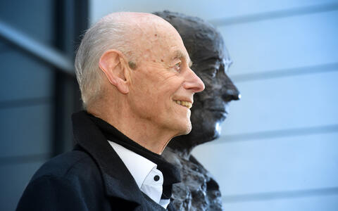 Seitenprofil von Prof. Detlev Ganten und seiner Statue