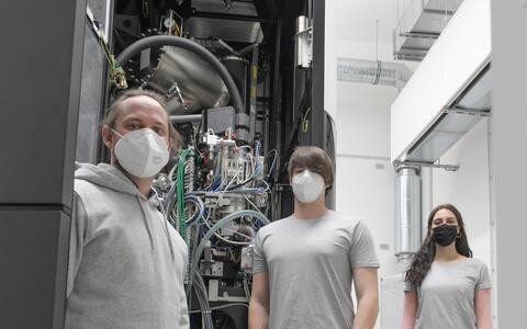 The cryo-EM team in front of the four-meter-high cryo-TEM.