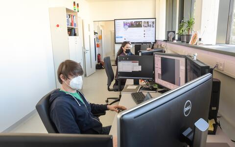 In the "control center" of the facility, the scientists process the measured data.