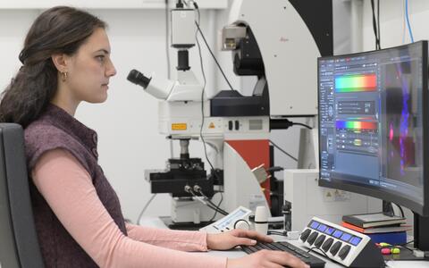 Metaxia Stavroulaki mills a 300 nanometer fine lamella from a sample.