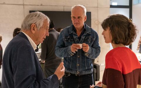 Michael Naumann und Nikolaus Rajewsky im Gespr&auml;ch mit Laleh Haghverdi im BIMSB.