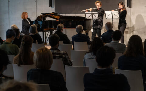 Beschwingter Abschluss: Mutlu Isdar (l.) und Carla Garc&iacute;a Heredia, begleitet von Anna Kirichenko, spielen die Rigoletto-Fantasie Op. 38 f&uuml;r zwei Fl&ouml;ten und Klavier von Franz Doppler.
