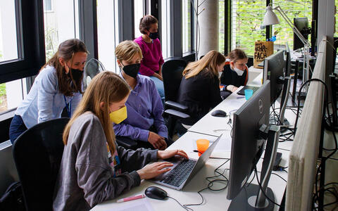 Schülerinnen an Laptops